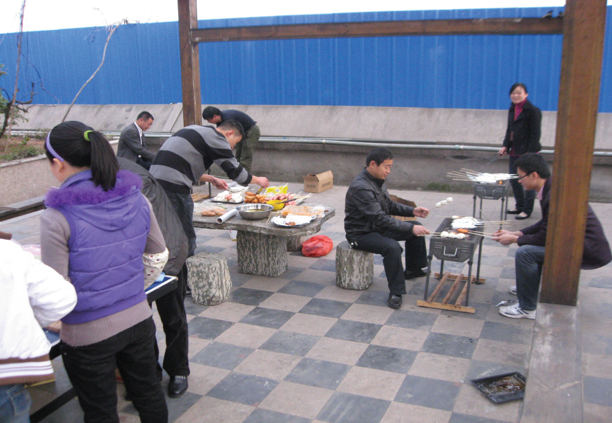 聚會開始前，行政樓各位領(lǐng)導(dǎo)做精心的準(zhǔn)備